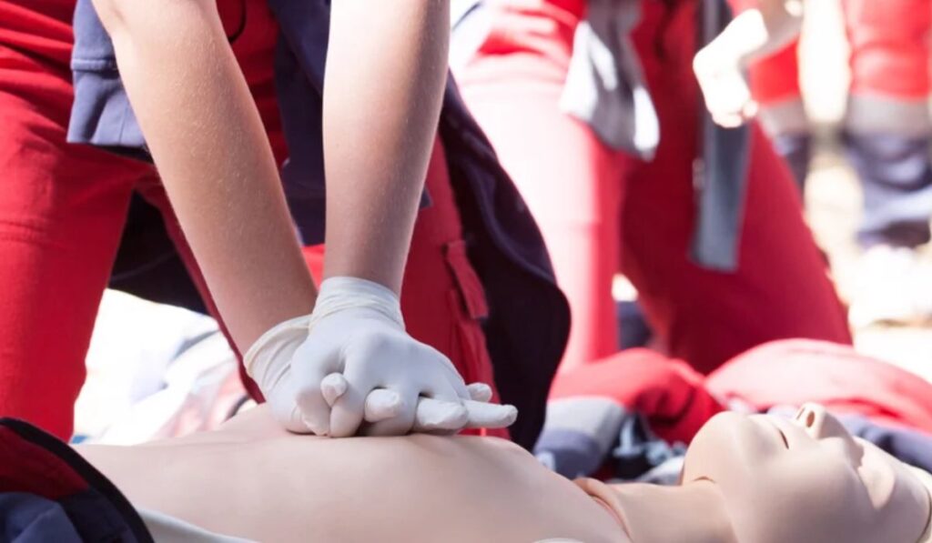 ACLS class practicing on a dummy