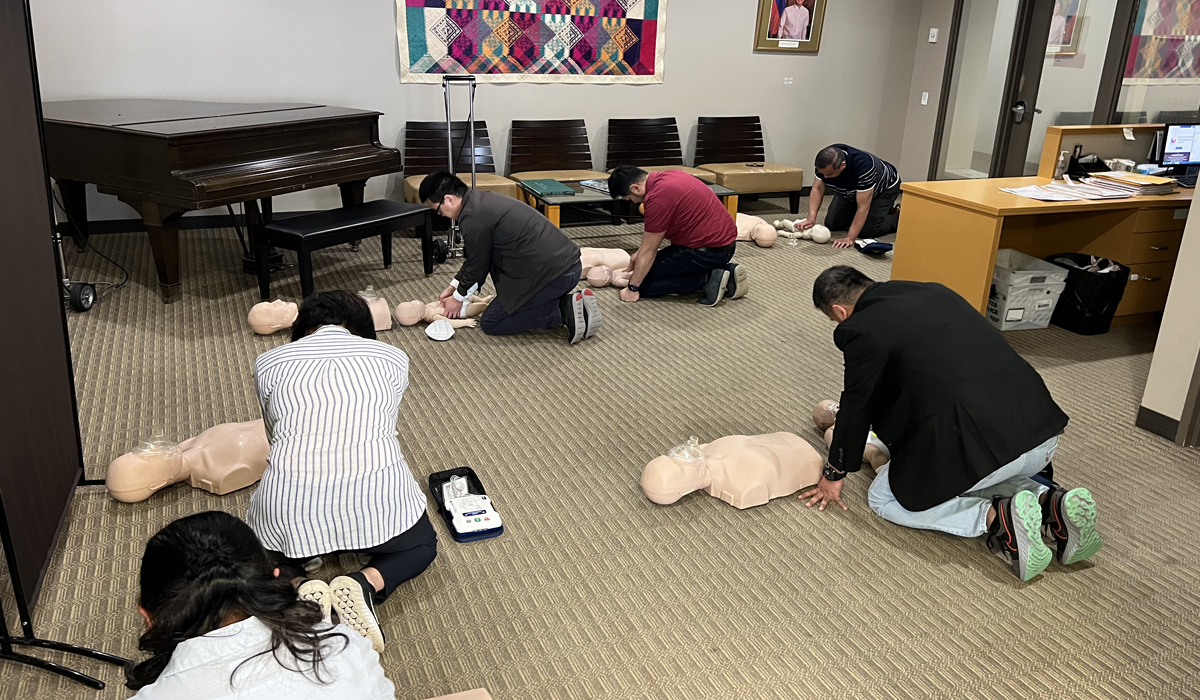 a group of people training for CPR and firts aid