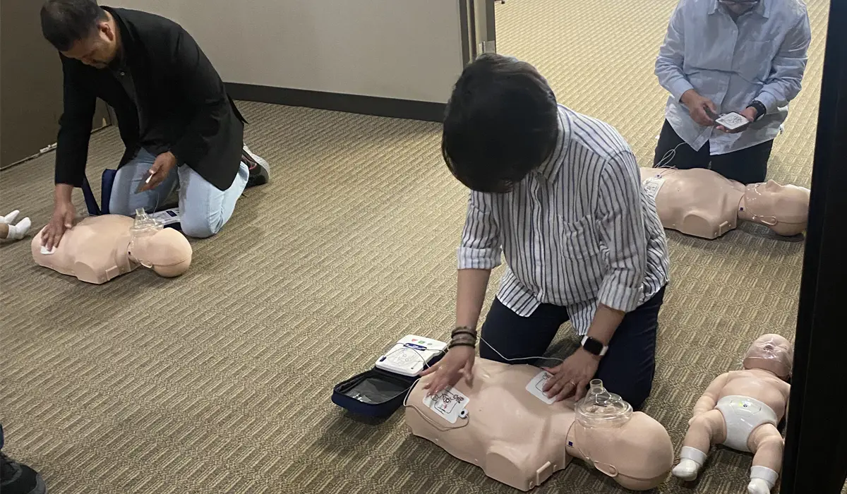 An adult woman using AED during training in ACLS.